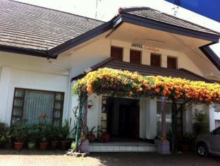 Catellya Guest House Cipaku Бандунг Экстерьер фото